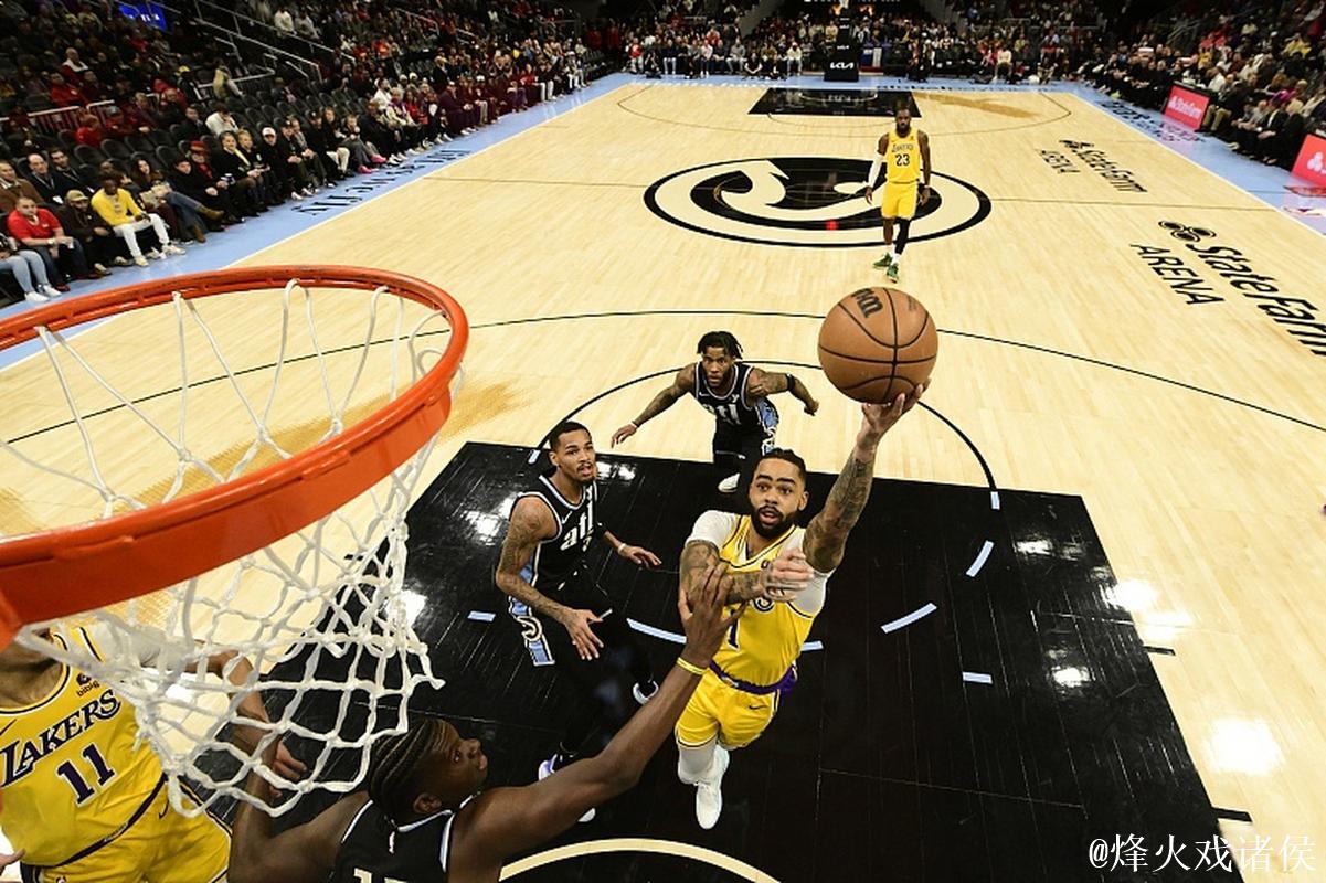 沃克轰下26分，老鹰客场不敌湖人