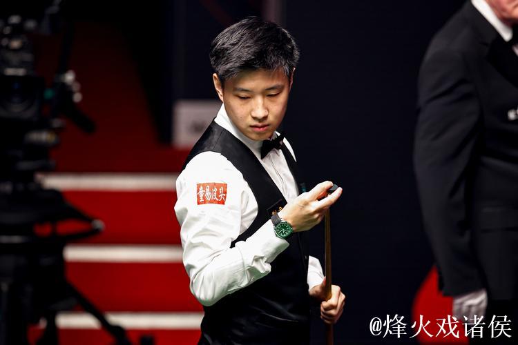 赵心童三杆破百6-1碾压丁俊晖，晋级上海大师赛半决赛